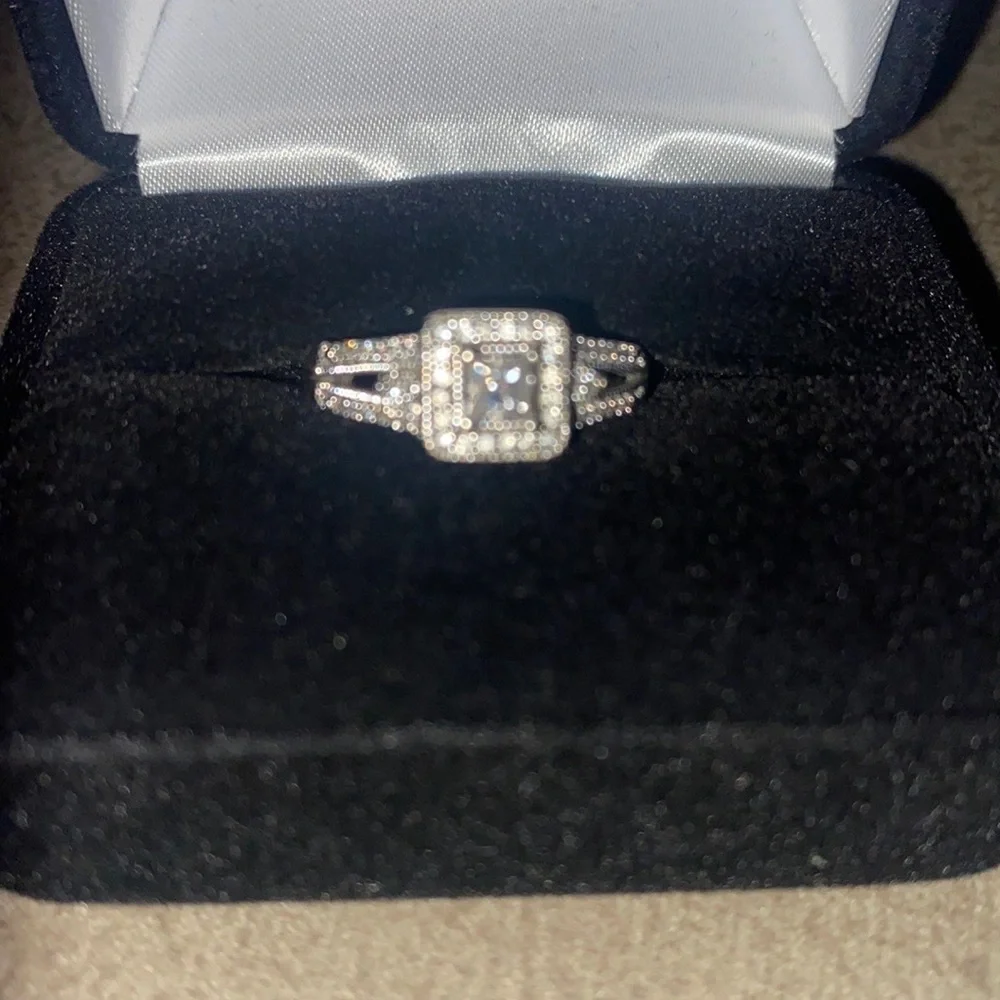10k White Gold Diamond Engagement Ring - Picture 3 of 12
